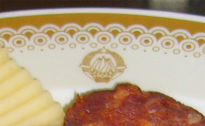 Lo stemma della federazione sul piatto