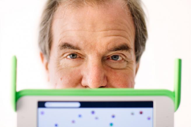 Nicholas Negroponte con il laptop della campagna "One laptop per child"